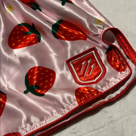 Shipsco strawberry Muay Thai shorts - Picture 5 of 7
